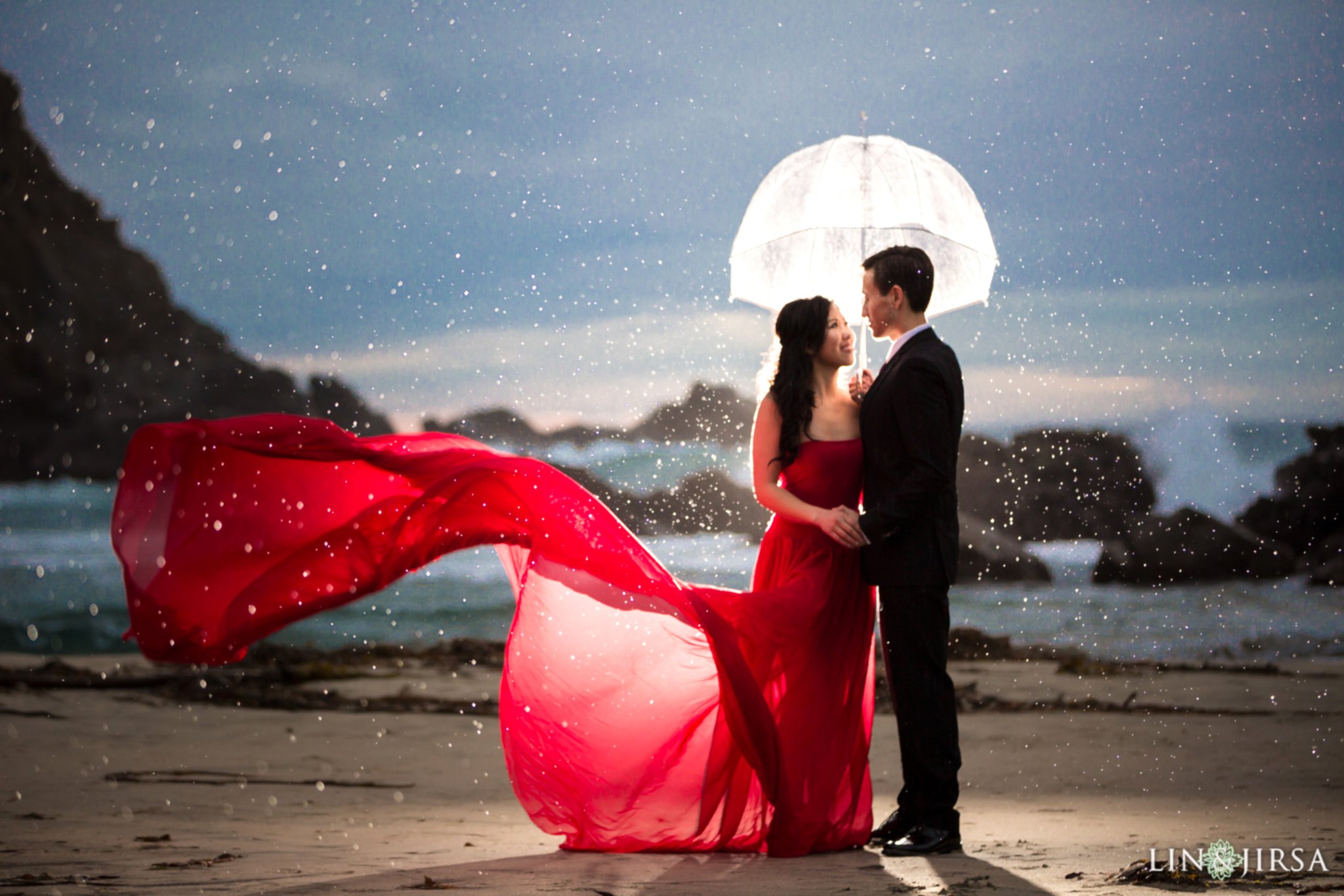 04-rainy-day-wedding-photography-tips-umbrella-photos