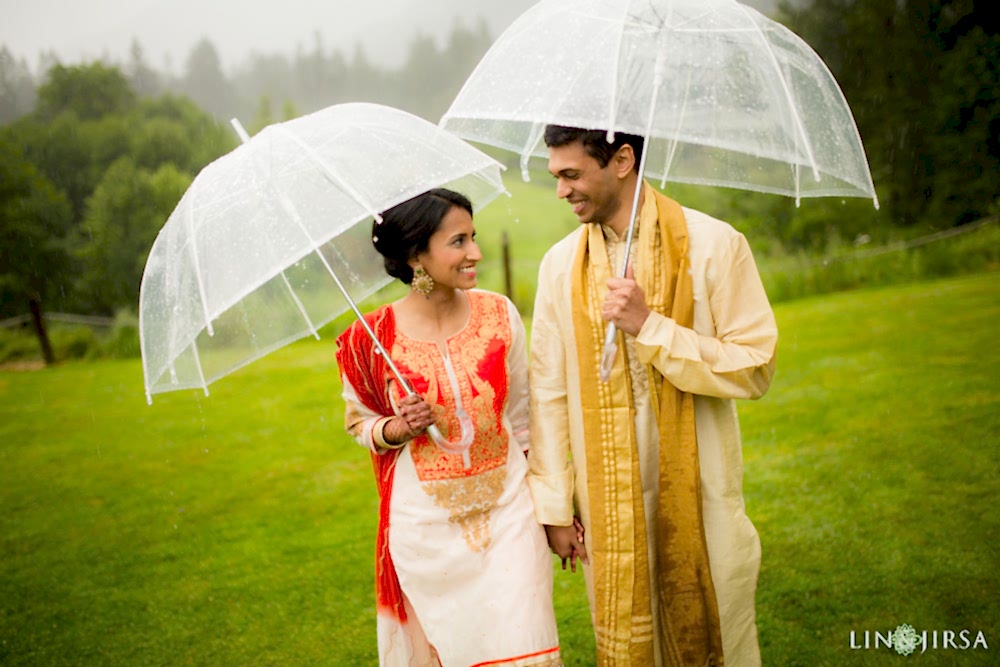 05-rainy-day-wedding-photography-tips-umbrella-photos