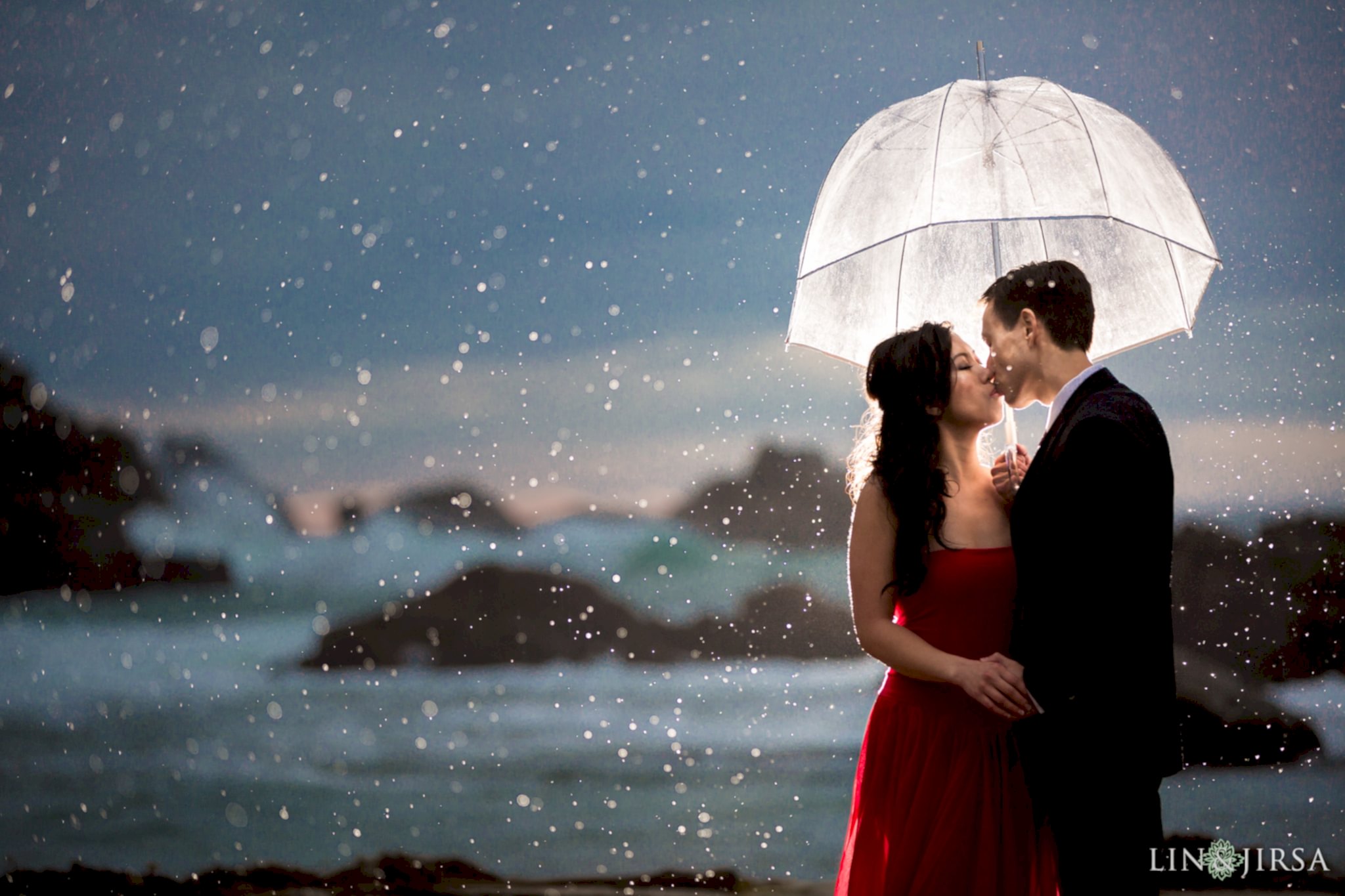 06-rainy-day-wedding-photography-tips-umbrella-photos