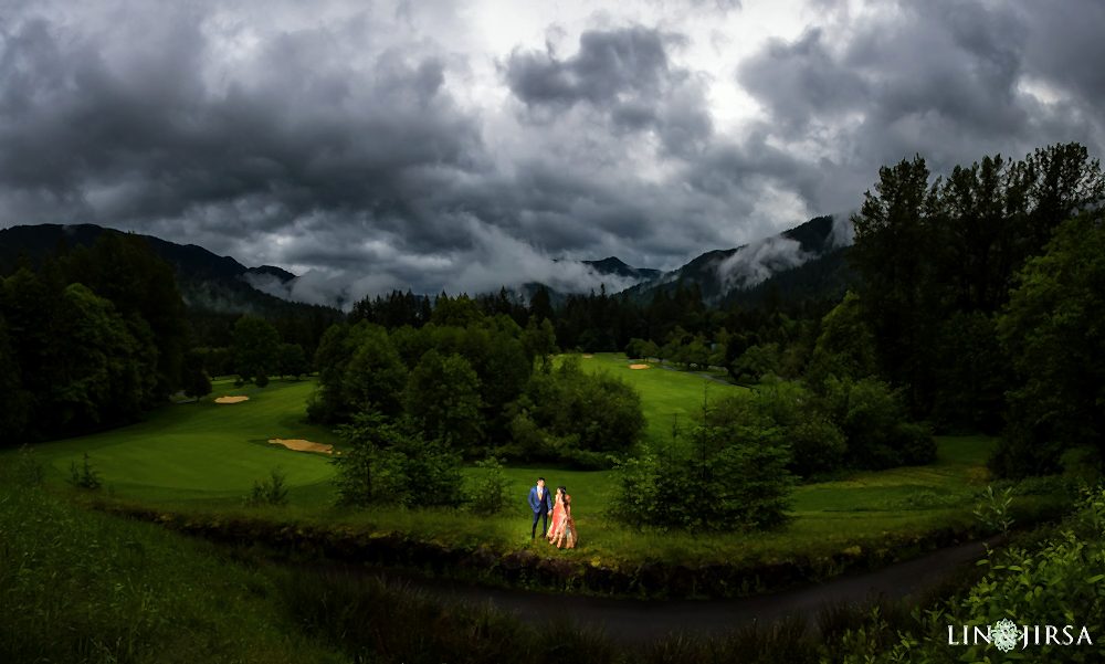 14-rainy-day-wedding-photography-tips-umbrella-photos