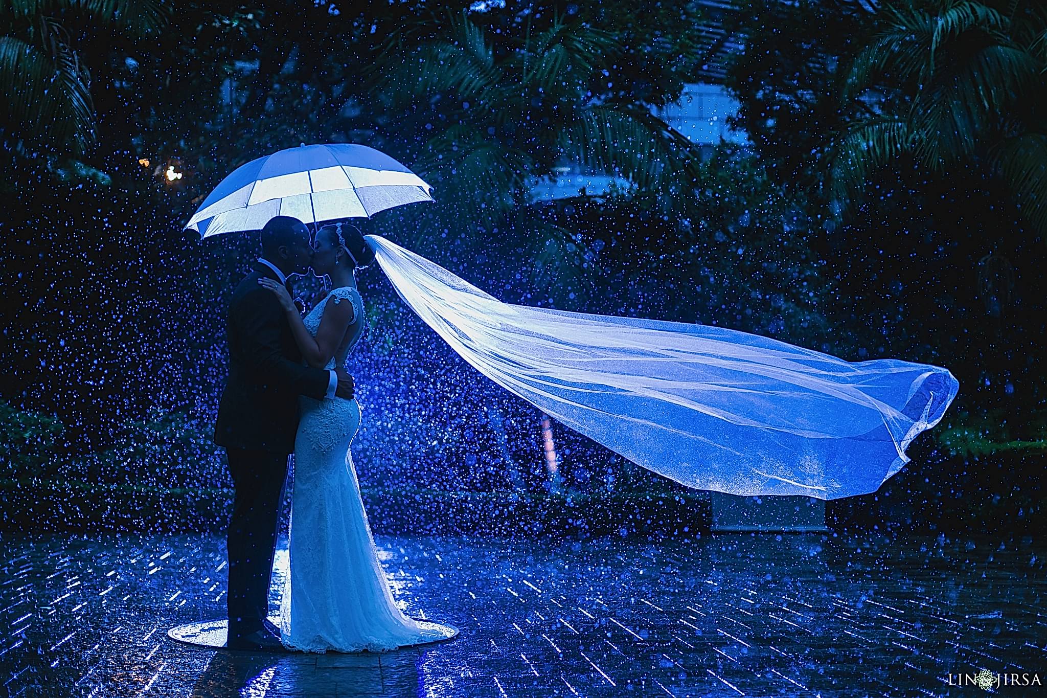 17-rainy-day-wedding-photography-tips-umbrella-photos