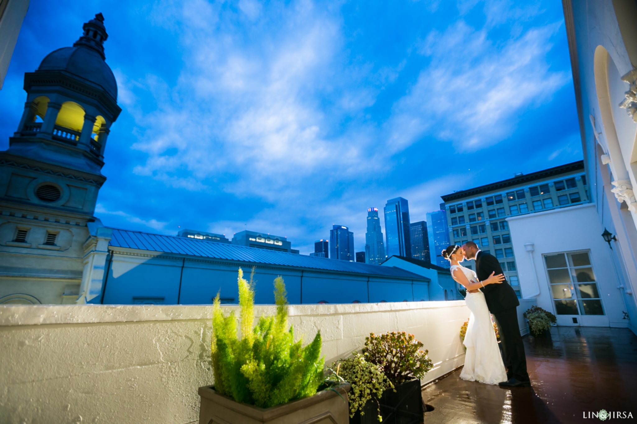 18-rainy-day-wedding-photography-tips-umbrella-photos
